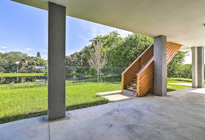 Family Friendly Tampa Home < 3 Mi To Ocean!