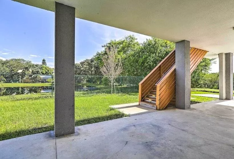Family Friendly Tampa Home < 3 Mi To Ocean!