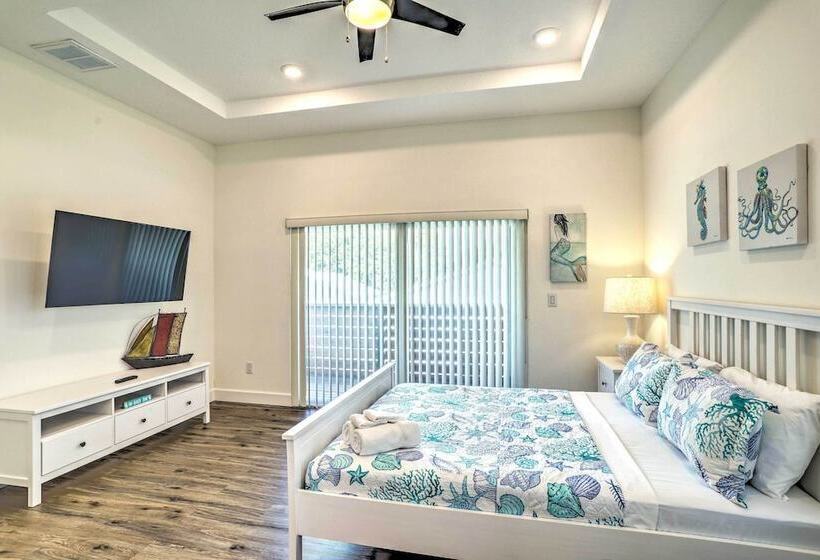 Family Friendly Tampa Home < 3 Mi To Ocean!