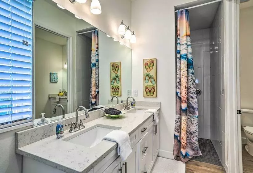 Family Friendly Tampa Home < 3 Mi To Ocean!