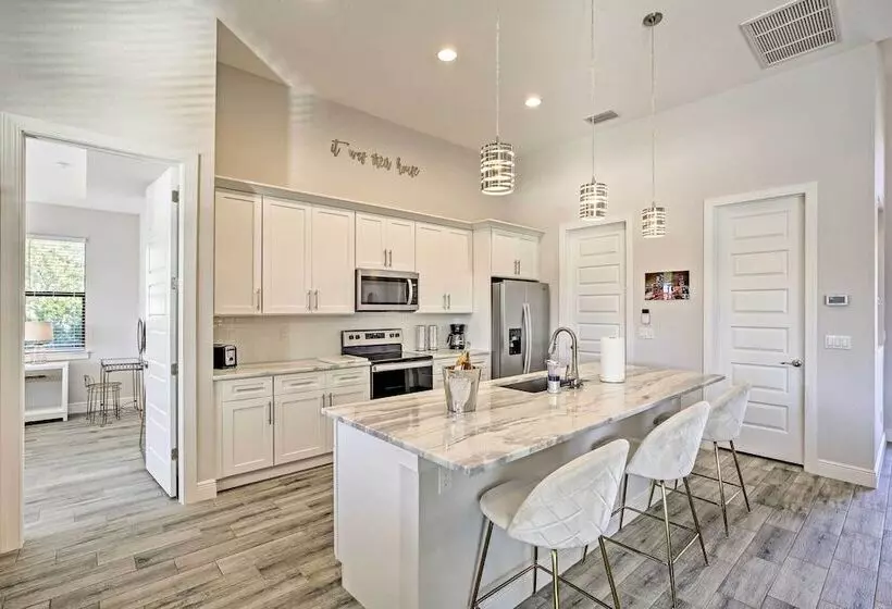 Sun Seekers Getaway: Lavish Cape Coral Villa
