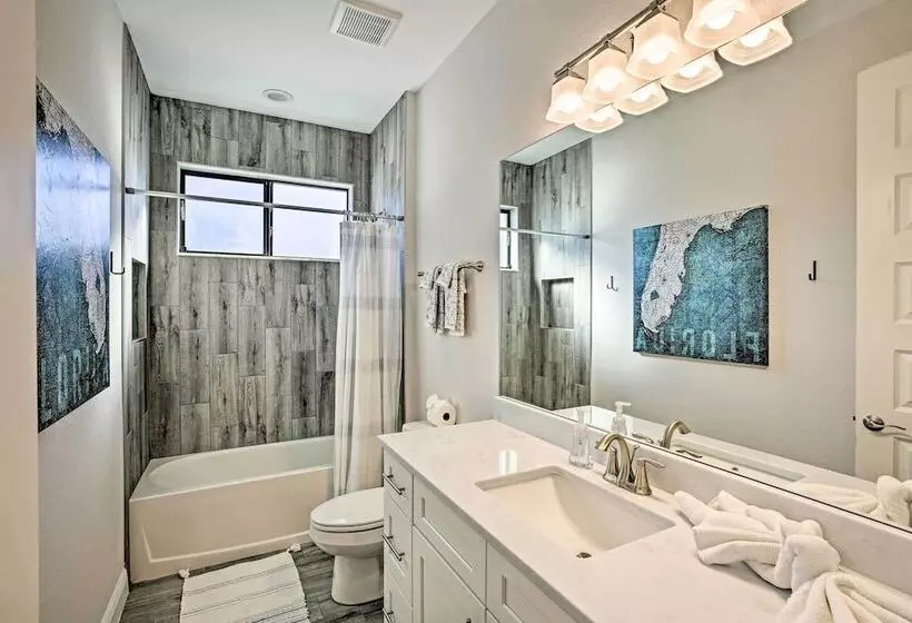 Sun Seekers Getaway: Lavish Cape Coral Villa