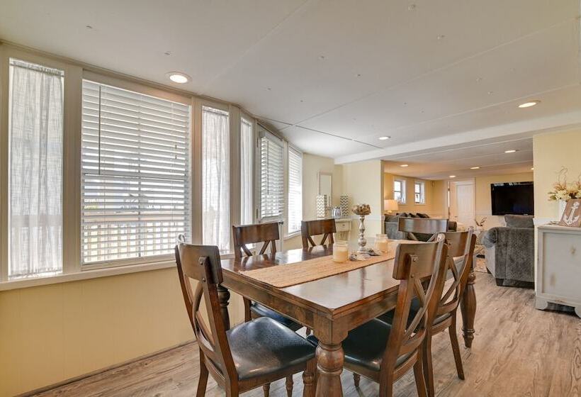 Walk To Ocean: Surfside Beach Home W/ Pool Access