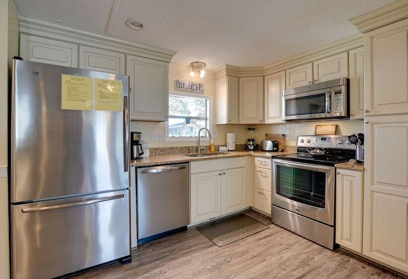 Walk To Ocean: Surfside Beach Home W/ Pool Access