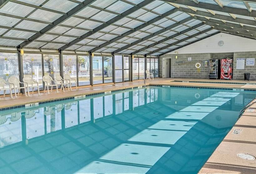 Walk To Ocean: Surfside Beach Home W/ Pool Access