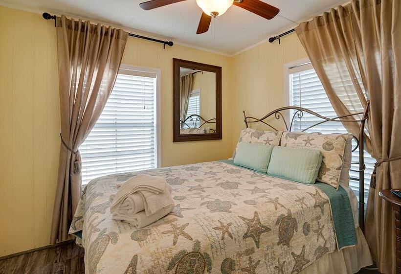 Walk To Ocean: Surfside Beach Home W/ Pool Access