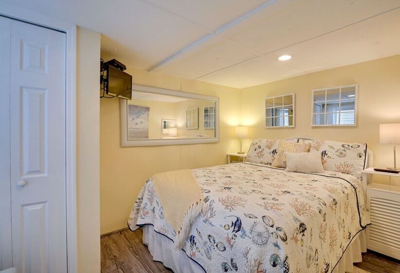 Walk To Ocean: Surfside Beach Home W/ Pool Access