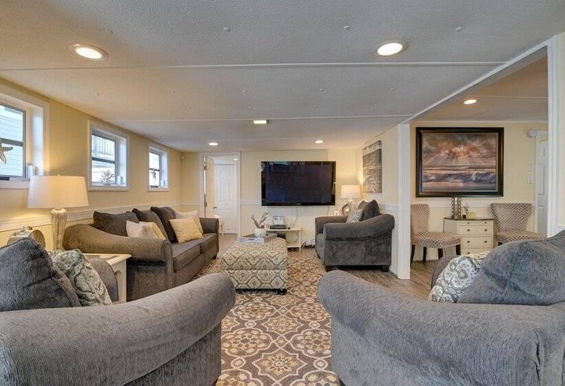 Walk To Ocean: Surfside Beach Home W/ Pool Access