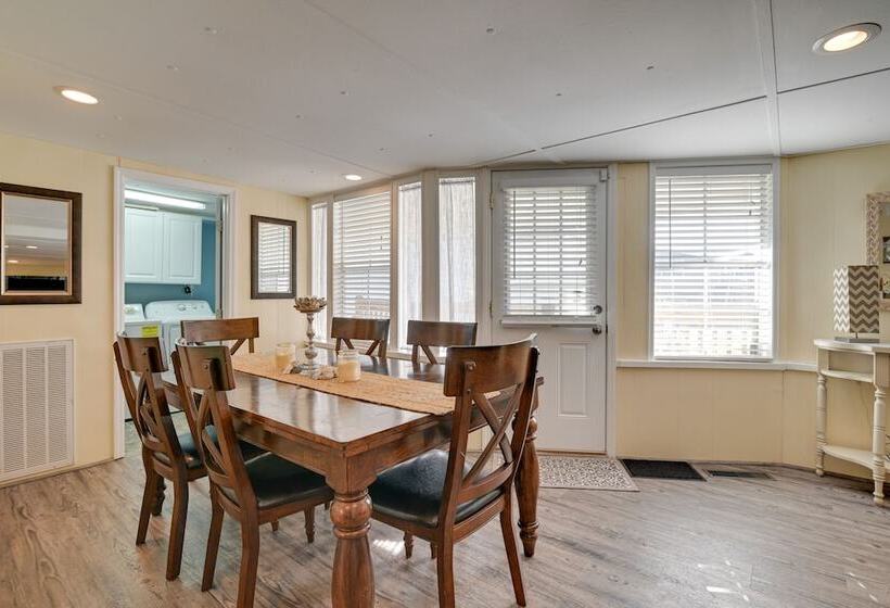 Walk To Ocean: Surfside Beach Home W/ Pool Access