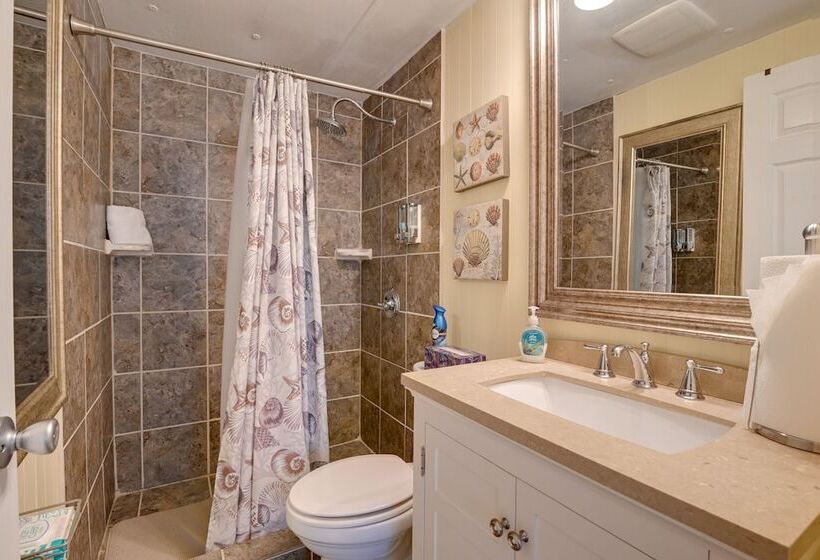 Walk To Ocean: Surfside Beach Home W/ Pool Access