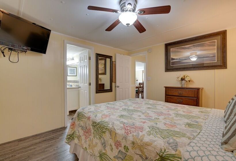 Walk To Ocean: Surfside Beach Home W/ Pool Access