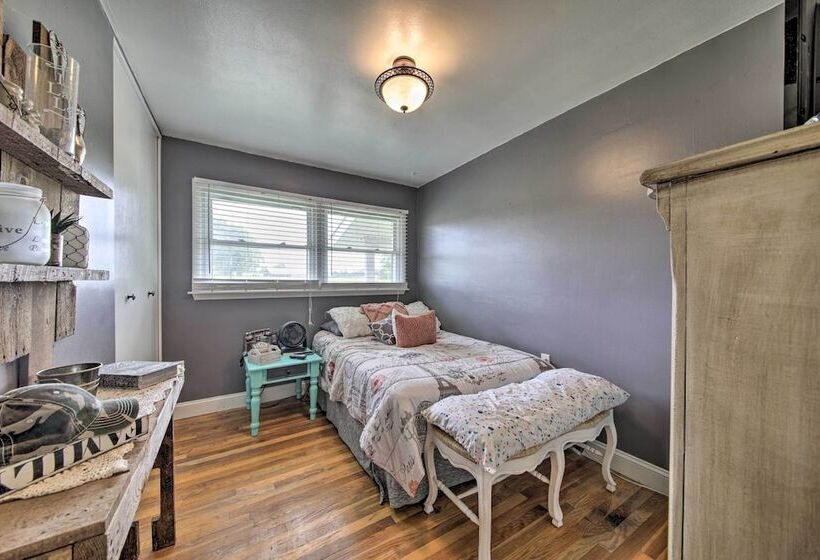 Traditional Country Home In De Soto W/ Yard!