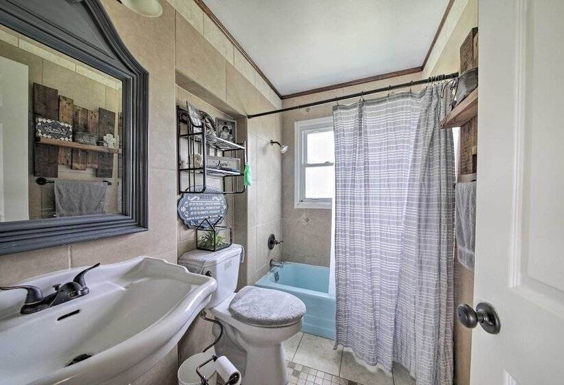 Traditional Country Home In De Soto W/ Yard!