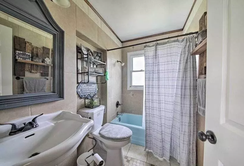 Traditional Country Home In De Soto W/ Yard!