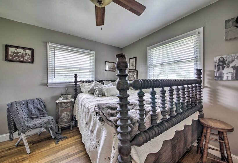 Traditional Country Home In De Soto W/ Yard!