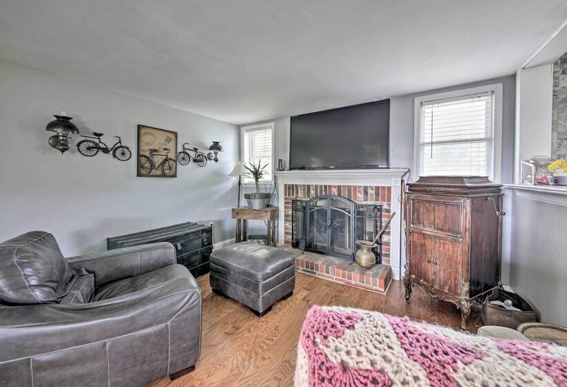 Traditional Country Home In De Soto W/ Yard!