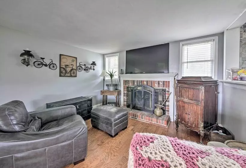 Traditional Country Home In De Soto W/ Yard!