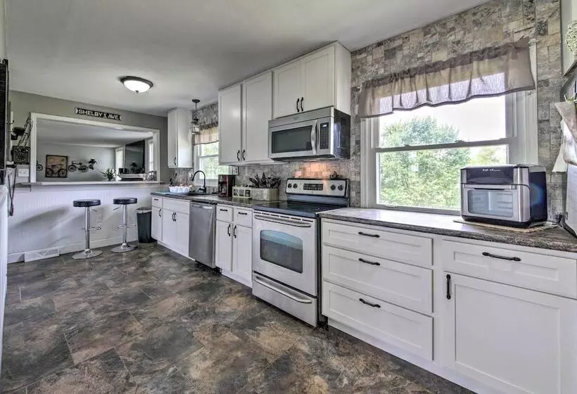 Traditional Country Home In De Soto W/ Yard!