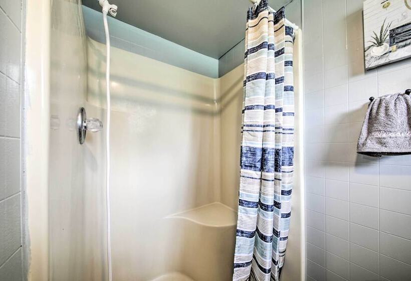 Traditional Country Home In De Soto W/ Yard!