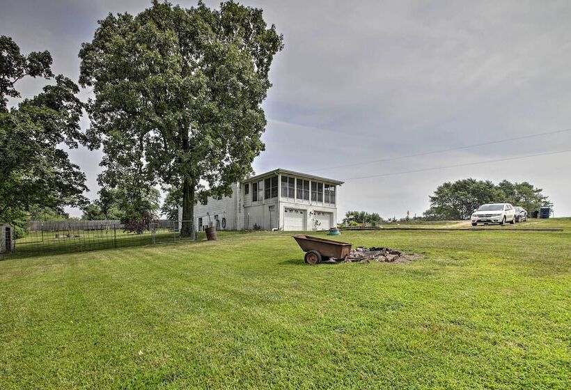 Traditional Country Home In De Soto W/ Yard!