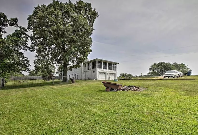 Traditional Country Home In De Soto W/ Yard!