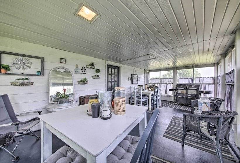 Traditional Country Home In De Soto W/ Yard!