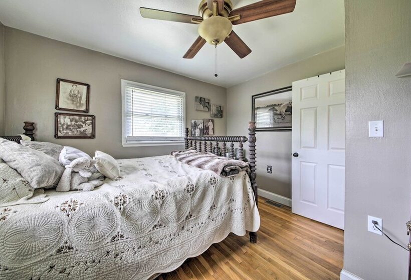 Traditional Country Home In De Soto W/ Yard!