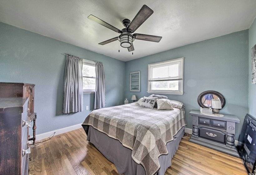 Traditional Country Home In De Soto W/ Yard!