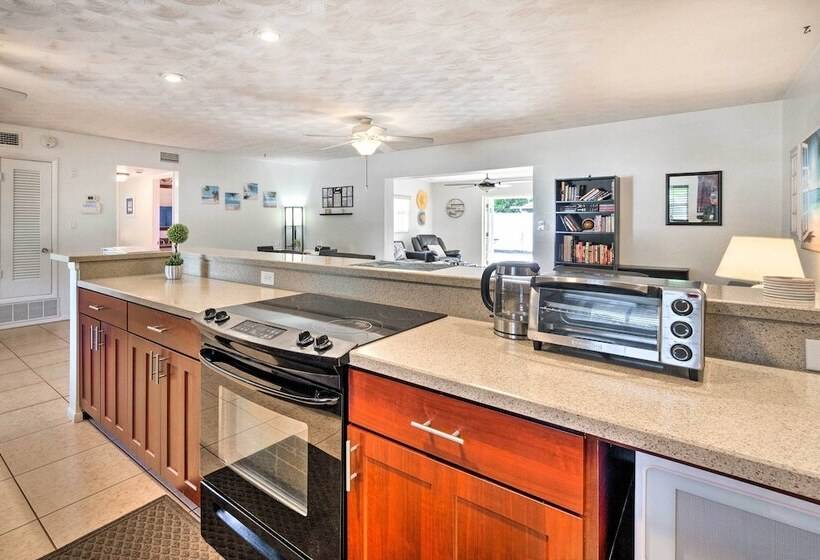 Bright Bradenton Home W/ Games: 6 Mi To Beach