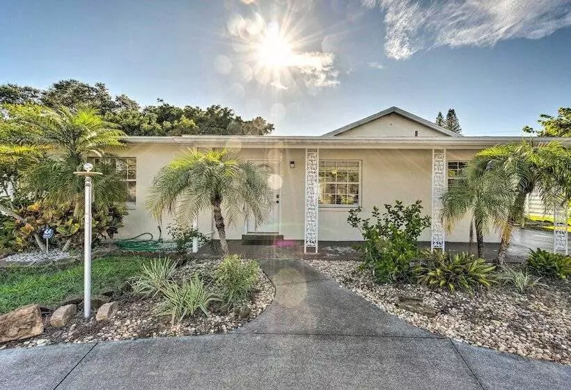 Bright Bradenton Home W/ Games: 6 Mi To Beach