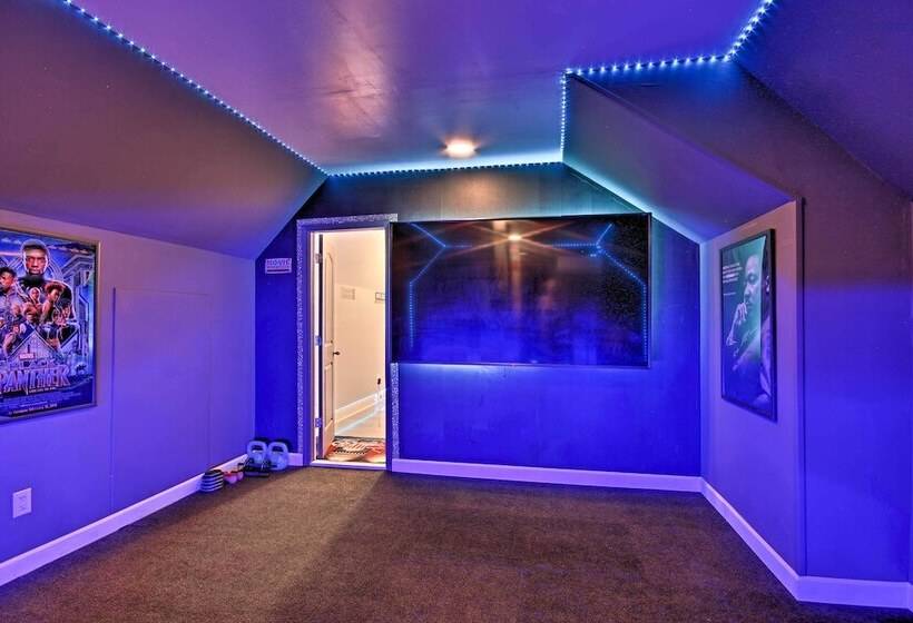 Bright Hopkins Home W/ Game Room & Fire Pit!