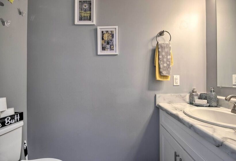 Bright Hopkins Home W/ Game Room & Fire Pit!