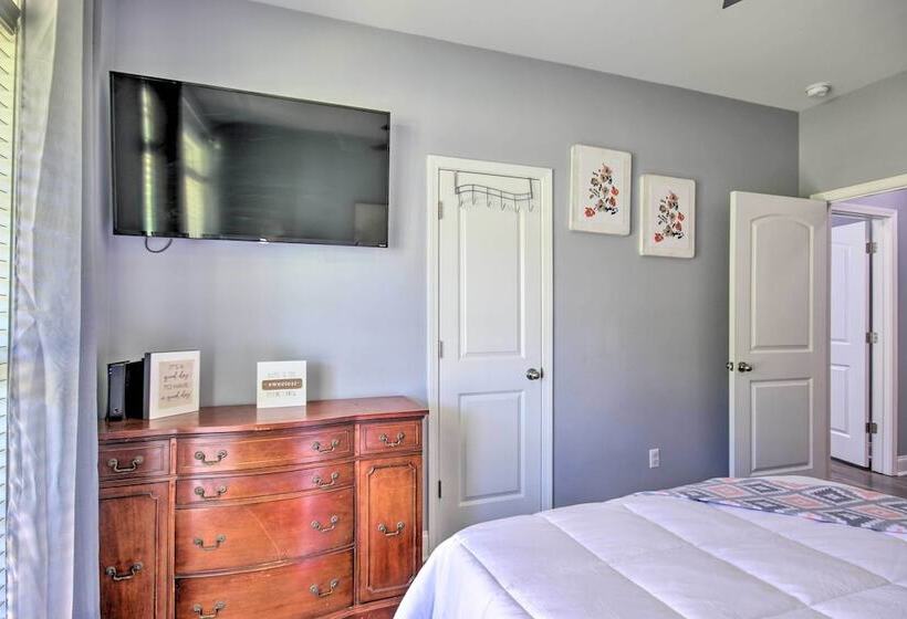 Bright Hopkins Home W/ Game Room & Fire Pit!