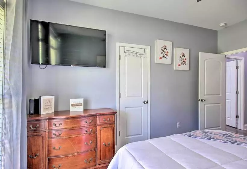 Bright Hopkins Home W/ Game Room & Fire Pit!