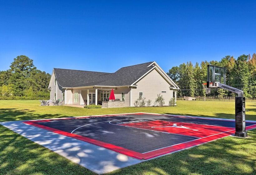 Bright Hopkins Home W/ Game Room & Fire Pit!
