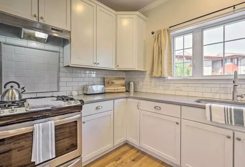 Charming Spring Lake Retreat, 1 Mi To Beach!