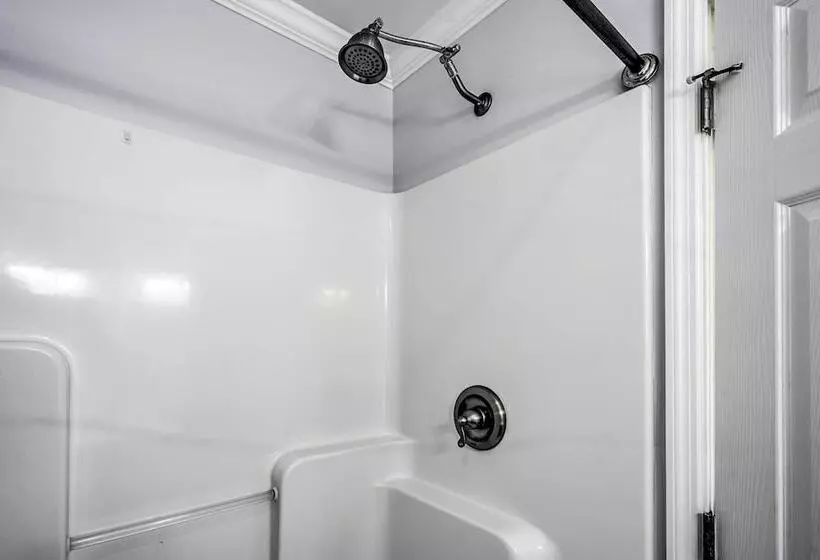 Charming Spring Lake Retreat, 1 Mi To Beach!