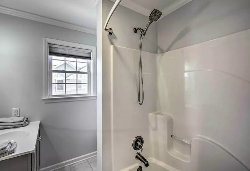 Charming Spring Lake Retreat, 1 Mi To Beach!