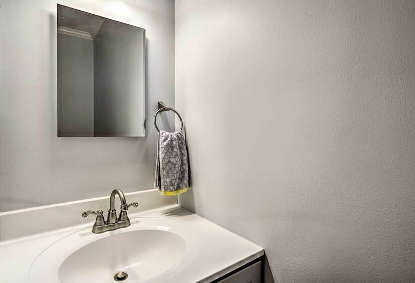 Charming Spring Lake Retreat, 1 Mi To Beach!