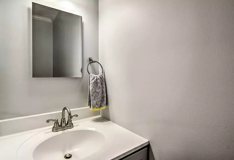 Charming Spring Lake Retreat, 1 Mi To Beach!