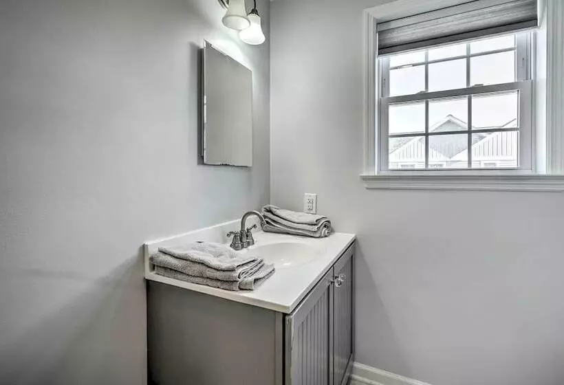 Charming Spring Lake Retreat, 1 Mi To Beach!