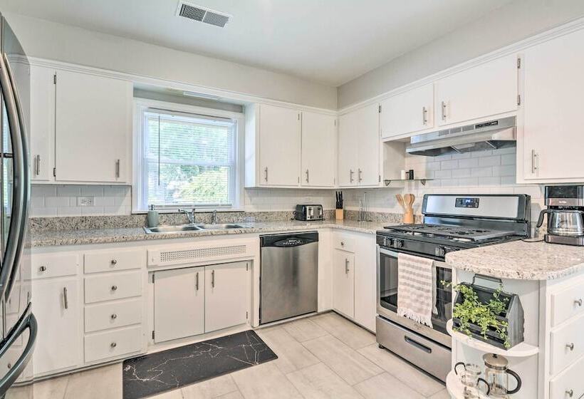 Charming Springfield Home W/ Private Backyard