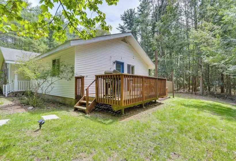 Cozy Swan Lake Apt W/ Grill + Private Yard