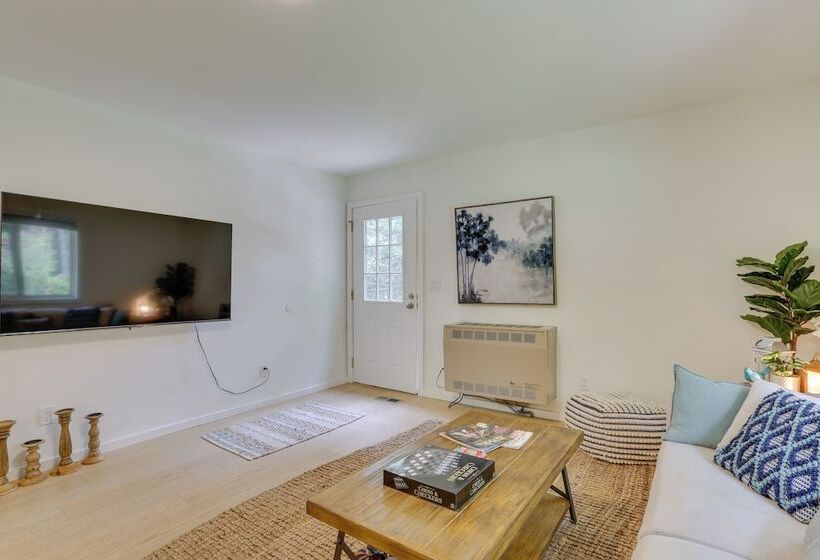 Cozy Swan Lake Apt W/ Grill + Private Yard