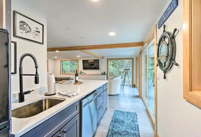 Dreamy Bayfront Cabin W/ View, Dock & Kayaks