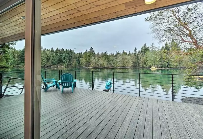 Dreamy Bayfront Cabin W/ View, Dock & Kayaks