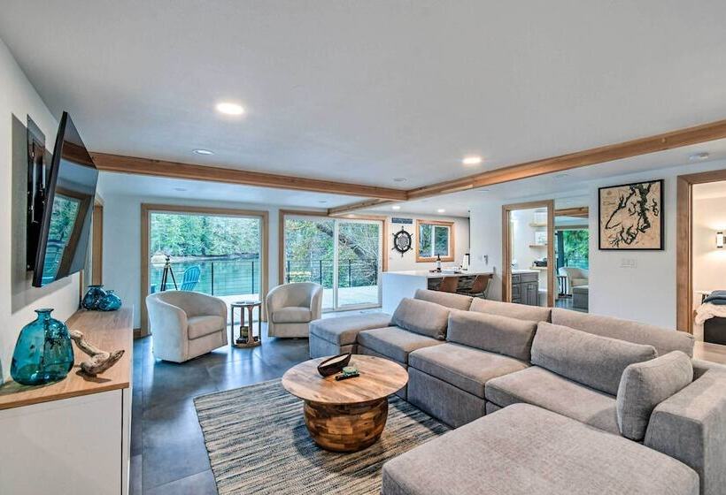 Dreamy Bayfront Cabin W/ View, Dock & Kayaks