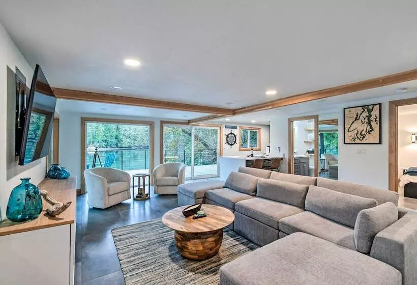 Dreamy Bayfront Cabin W/ View, Dock & Kayaks