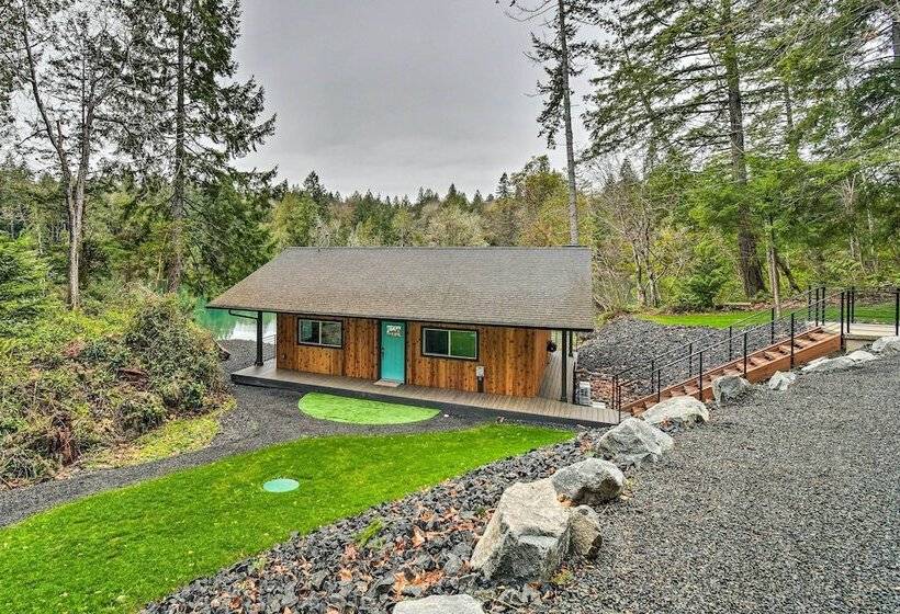 Dreamy Bayfront Cabin W/ View, Dock & Kayaks