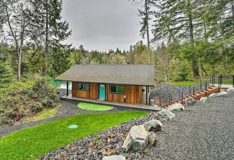 Dreamy Bayfront Cabin W/ View, Dock & Kayaks